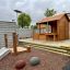 Wooden Garden Playhouse w/ Fencing dans une aire de jeux pour enfants