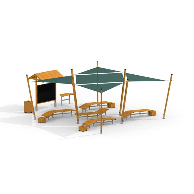 Salle de classe extérieure avec bancs en bois, pare-soleil, tableau noir et pots de plantes, espace d’apprentissage extérieur