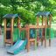 Forest Treehouse playhouse with slide en bois avec des accents verts dans un cadre de aire de jeux extérieure