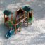 Forest Treehouse playhouse with slide sur une aire de jeux sablée avec un enfant glissant