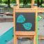 Forest Treehouse playhouse with slide dans une aire de jeux en bois avec des accents verts