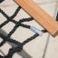 Triple Hammock (Metal) en gros plan montrant des cordes noires robustes et un support en bois.