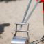 All Accessible Excavator sur une aire de jeux dans le sable.