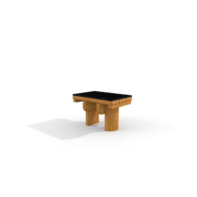 Équipement de terrain de jeu Fitness Step (Wooden) Low avec une surface noire texturée et des pieds en bois robustes.