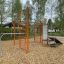Ensemble d’équipements de fitness et d’entraînement en plein air avec structures d’escalade et sol en paillis de bois. Parfait