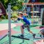 Enfants jouant sur l'équipement de jeu Starfish steel structure