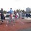 Des enfants jouent sur Starfish steel structure dans une aire de jeux.