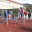 Des enfants jouent sur l'équipement de jeu Starfish steel structure.