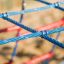 Gros plan sur les cordes d'escalade bleues et rouges de Starfish steel structure.