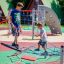 Équipement de jeu Starfish steel structure avec des enfants grimpant et s'équilibrant sur des filets et des platf