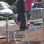 Des enfants jouent sur l'équipement de jeu Starfish steel structure.
