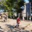 Enfants jouant sur des équipements de aire de jeux Sherwood Eco dans un parc.