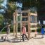 Enfants jouant sur des équipements de aire de jeux en bois Sherwood Eco.