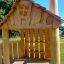 Structure de maisonnette en bois Tambora Eco avec fenêtre et cheminée, équipement de aire de jeux extérieur