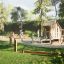 Enfants jouant sur une structure de aire de jeux en bois Tambora Eco dans un parc.