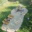 Enfants jouant sur les équipements de aire de jeux Tambora Eco dans un parc.