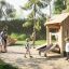Enfants jouant sur des équipements de aire de jeux en bois Tambora Eco dans un parc.