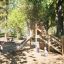 Des enfants jouent sur l’équipement de jeu en bois Elbrus Eco dans un parc.