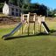 Ensemble de jeux en bois Alstad Eco avec toboggan et éléments d’escalade sur l’herbe verte