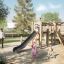 Ensemble de jeu Alstad Eco avec des enfants qui jouent et des parents qui regardent dans un parc