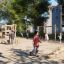 Des enfants jouent sur l’équipement de terrain de jeu Ural Eco dans un parc.