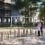 Des enfants jouent sur l’équipement de terrain de jeu Ural Eco dans un quartier résidentiel ensoleillé.