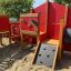 Équipement de aire de jeux en bois Barn avec mur d’escalade et panneau à motif de cheval