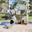 Box "Breeze" with a slide structure d’escalade pour aire de jeux dans un parc extérieur