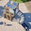 Box "Breeze" with a slide structure de jeux sur une surface sablée avec des enfants qui jouent