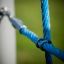Gros plan de Hidden corner steel structure avec corde bleue