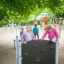 Enfants grimpant sur le Hidden corner steel structure dans une aire de jeux.