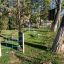 Équipement de aire de jeux en acier parmi les arbres dans un parc