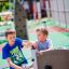 Enfants jouant sur le Hidden corner steel structure dans une aire de jeux.