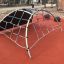 Mini Climber steel structure sur une aire de jeux avec des filets d’escalade.