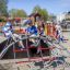 Des enfants jouent sur Mini Climber steel structure dans une aire de jeux