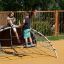 Enfants jouant sur un Mini Climber steel structure dans une aire de jeux.