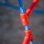 Détail de la corde bleue Mini Climber steel structure avec connecteurs rouges