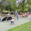 Enfants jouant sur Mini Climber steel structure dans un parc.