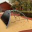 Mini Climber steel structure sur une aire de jeux avec un filet d’escalade et des murs d’escalade