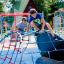 Des enfants jouent sur Mini Climber steel structure dans une aire de jeux.