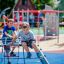 Des enfants jouent sur Mini Climber steel structure sur l’aire de jeux
