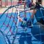 Des enfants jouent sur Mini Climber steel structure dans une aire de jeux.
