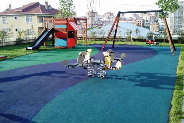 Aire de jeux avec revêtement de sécurité Wetpour 40, ressort et toboggan