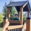 Enfant jouant dans la structure de terrain de jeu Country House Nature.