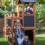 Enfants jouant sur l'ensemble de terrain de jeu en bois Country House Nature