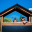 Enfants jouant dans la cabane de jeu Country House Nature.