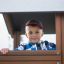 Enfant jouant dans Fortress Nature playhouse with slide.