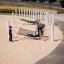 Des enfants jouent sur un Hammock dans un terrain de jeu.