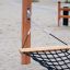 Hammock installé dans un bac à sable de terrain de jeu.