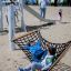 Des enfants jouent sur un Hammock dans un terrain de jeu.
